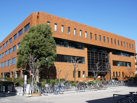 創立117年の附属図書館。全学では約686万冊の蔵書量（京都大学）