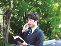 進学や就職の情報を提供し、人生の岐路に立つ人をサポートする